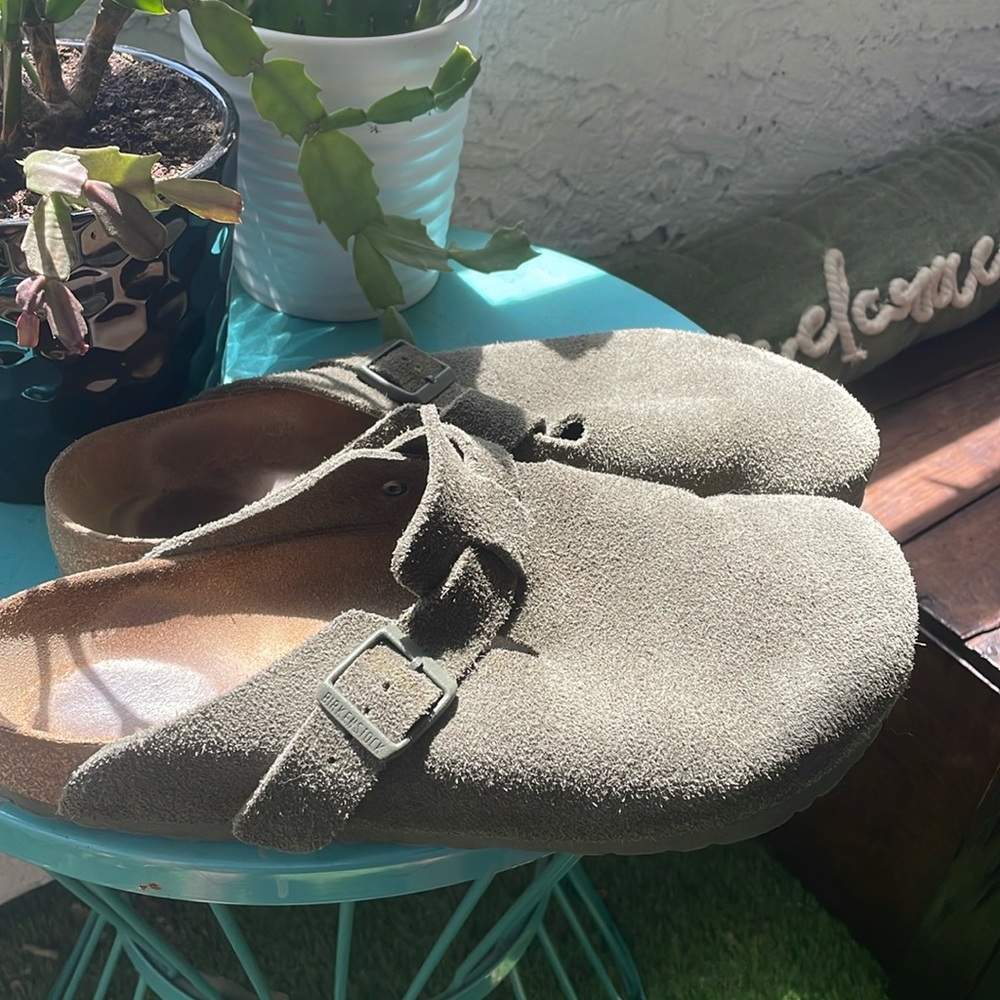 Awesome men’s green Birkenstock Boston Clogs!